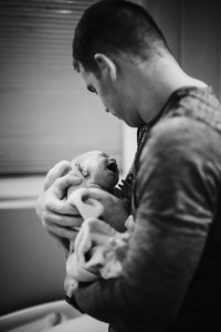 otce a narozená dcera