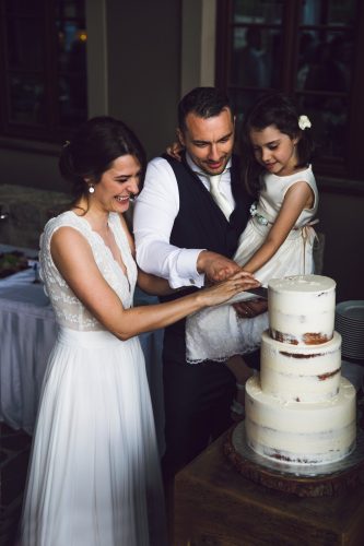 nevěsta, ženich, družička a svatební dort