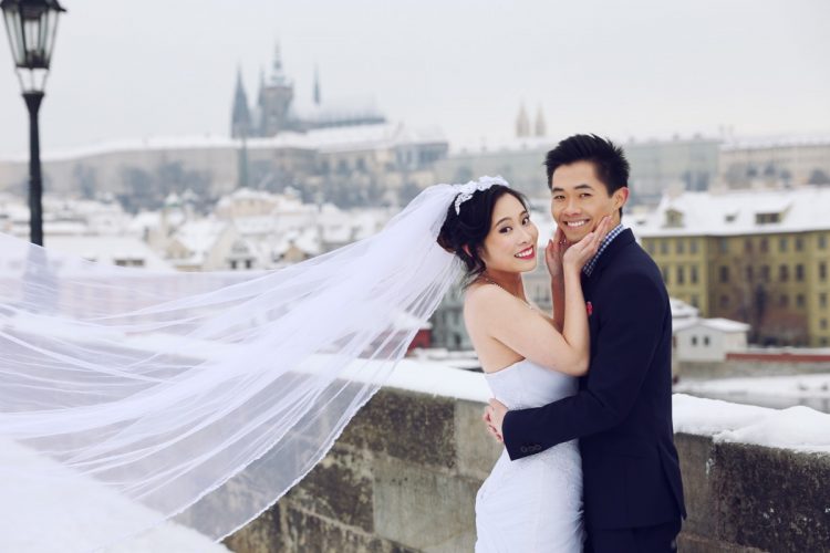 wedding photo with Prague castle