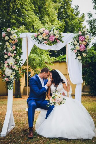 ženich a nevěsta sedí na houpačce