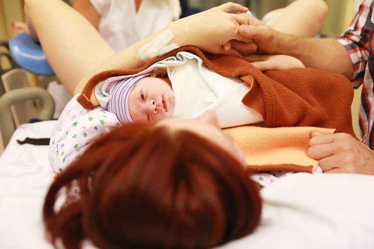 miminko po porodu u maminky