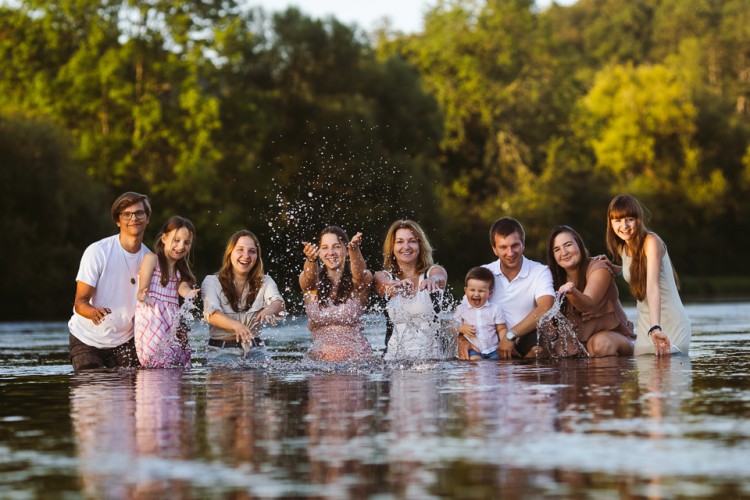 radostná rodina v řece