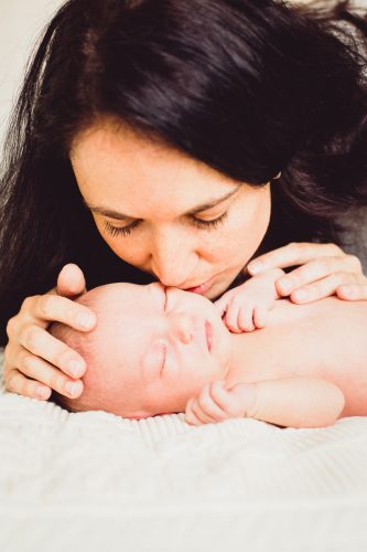 maminka líbí spící miminko