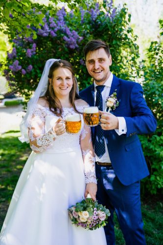 ženich a nevěsta s pivem