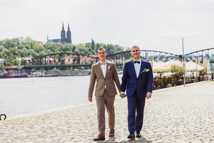 dva ženichové v Praze na Náplavce