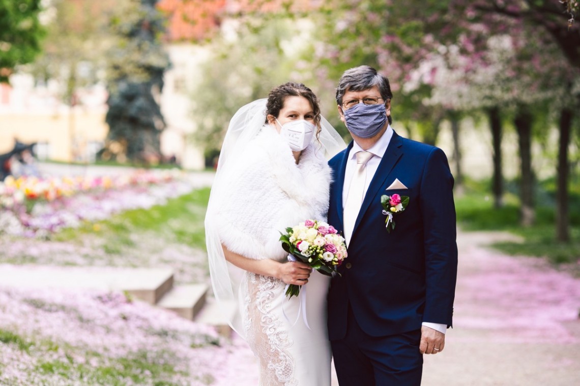 Změní koronavirus svatební focení?
